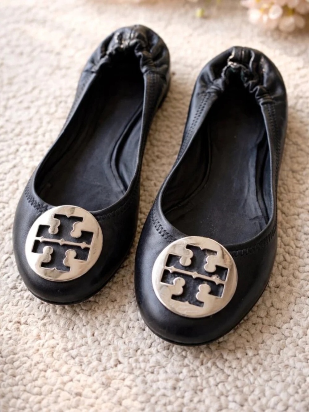 Tory Burch Reva Black Leather Ballet Flats 7.5M Silver Logo Designer Work Office